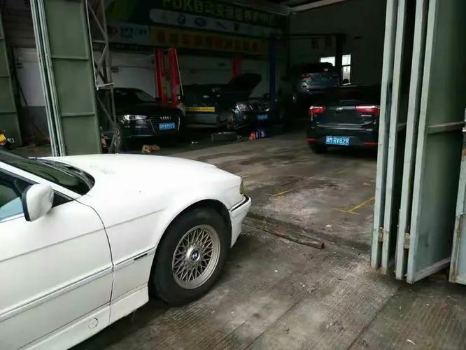 金盘桥博新公司斜对面,骏驰汽车修理厂,欢迎同学们,亲友们,豪华小车到